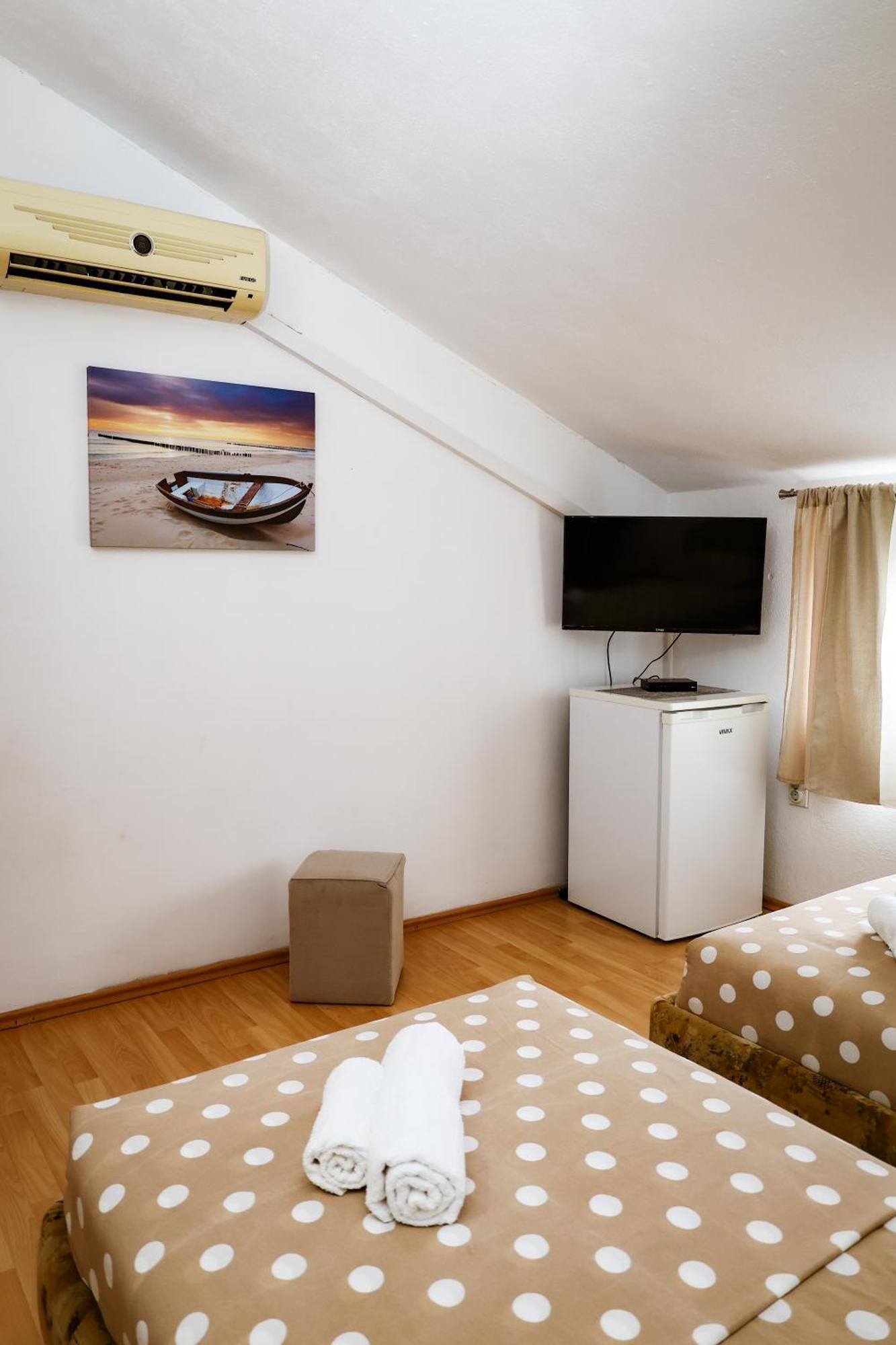 Apartments Djukic Tivat Ngoại thất bức ảnh