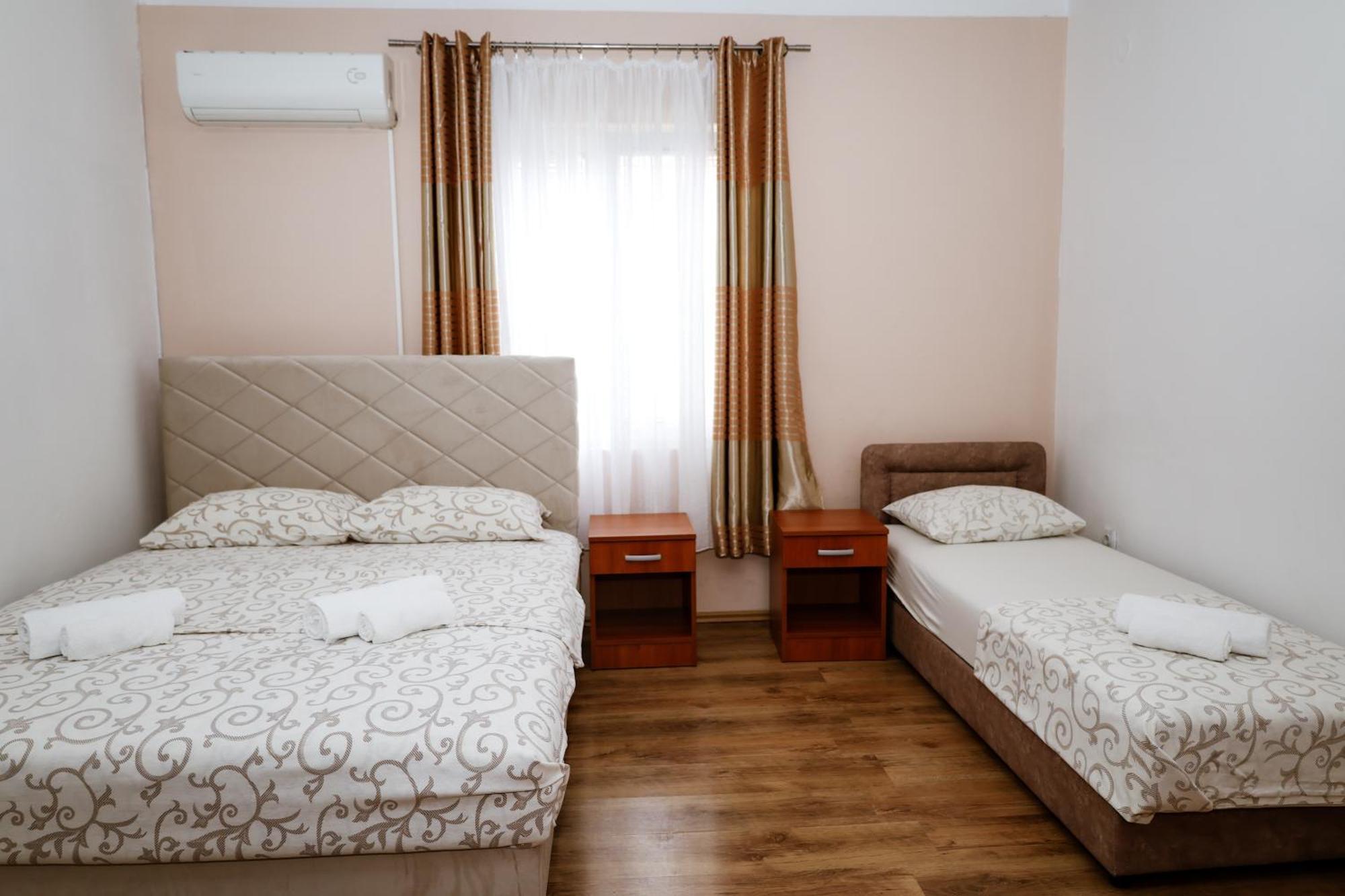 Apartments Djukic Tivat Ngoại thất bức ảnh